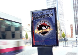 Schild an Haltestelle